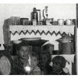 Ifj. Kapoli Antal fafaragó mester, bajuszos paraszt, pásztor, paraszti konyha belseje, művész, petróleumlámpa, gyerekek, néprajz, Horthy-korszak, 1930-as évek, Somogy megye,  Eredeti fotó, papírkép. 