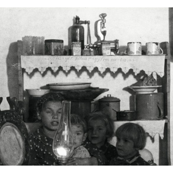 Ifj. Kapoli Antal fafaragó mester, bajuszos paraszt, pásztor, paraszti konyha belseje, művész, petróleumlámpa, gyerekek, néprajz, Horthy-korszak, 1930-as évek, Somogy megye,  Eredeti fotó, papírkép. 