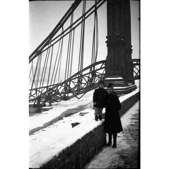 A felrobbantott Erzsébet híd, Budapest, Duna, 2. világháború, Duna, kommunizmus, helytörténet, 1940-es évek,  Eredeti nagyméretű fotó negatív!       