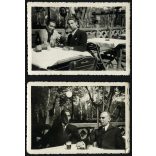 2 darab fotó, fiatal férfiak söröznek a Hági Sörözőben, Szeged, Góliát sör, kocsma, vendéglátás,  1943, 1940-es évek, Két darab eredeti fotó, papírkép.   méret megközelítőleg (centiméterben): 6 x 9 Használt! Eredeti nagyítás! Nem reprint, nem másolat