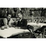 2 darab fotó, fiatal férfiak söröznek a Hági Sörözőben, Szeged, Góliát sör, kocsma, vendéglátás,  1943, 1940-es évek, Két darab eredeti fotó, papírkép.   méret megközelítőleg (centiméterben): 6 x 9 Használt! Eredeti nagyítás! Nem reprint, nem másolat