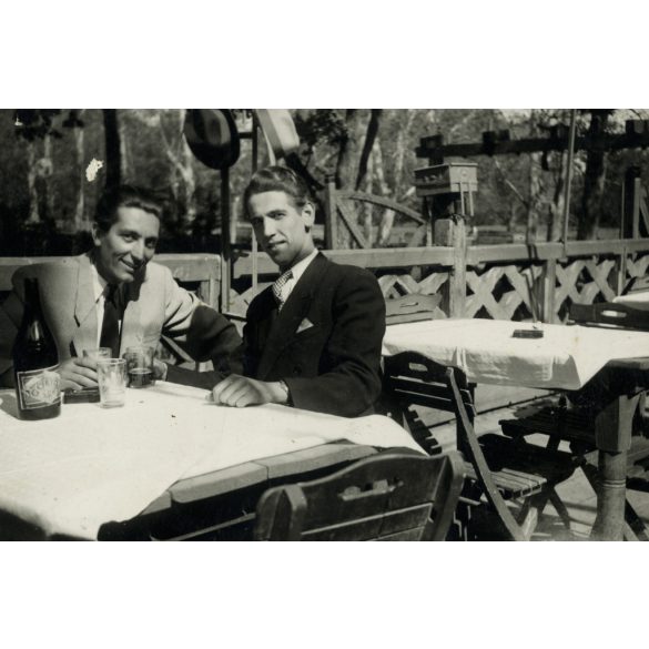 2 darab fotó, fiatal férfiak söröznek a Hági Sörözőben, Szeged, Góliát sör, kocsma, vendéglátás,  1943, 1940-es évek, Két darab eredeti fotó, papírkép.   méret megközelítőleg (centiméterben): 6 x 9 Használt! Eredeti nagyítás! Nem reprint, nem másolat