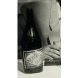 2 darab fotó, fiatal férfiak söröznek a Hági Sörözőben, Szeged, Góliát sör, kocsma, vendéglátás,  1943, 1940-es évek, Két darab eredeti fotó, papírkép.   méret megközelítőleg (centiméterben): 6 x 9 Használt! Eredeti nagyítás! Nem reprint, nem másolat