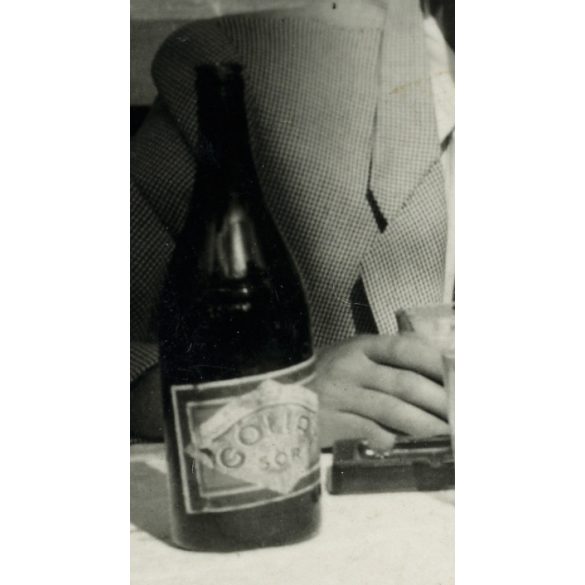 2 darab fotó, fiatal férfiak söröznek a Hági Sörözőben, Szeged, Góliát sör, kocsma, vendéglátás,  1943, 1940-es évek, Két darab eredeti fotó, papírkép.   méret megközelítőleg (centiméterben): 6 x 9 Használt! Eredeti nagyítás! Nem reprint, nem másolat