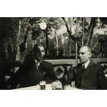 2 darab fotó, fiatal férfiak söröznek a Hági Sörözőben, Szeged, Góliát sör, kocsma, vendéglátás,  1943, 1940-es évek, Két darab eredeti fotó, papírkép.   méret megközelítőleg (centiméterben): 6 x 9 Használt! Eredeti nagyítás! Nem reprint, nem másolat