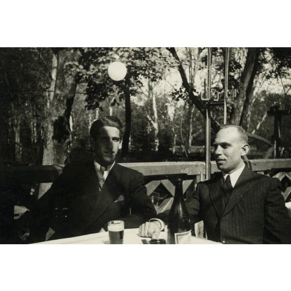 2 darab fotó, fiatal férfiak söröznek a Hági Sörözőben, Szeged, Góliát sör, kocsma, vendéglátás,  1943, 1940-es évek, Két darab eredeti fotó, papírkép.   méret megközelítőleg (centiméterben): 6 x 9 Használt! Eredeti nagyítás! Nem reprint, nem másolat
