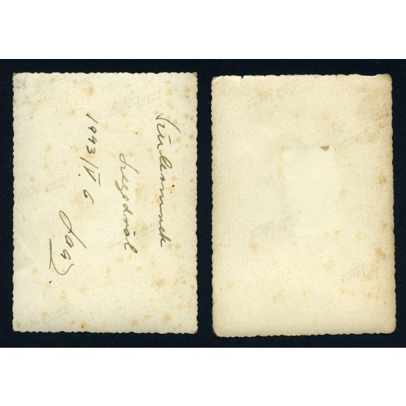 2 darab fotó, fiatal férfiak söröznek a Hági Sörözőben, Szeged, Góliát sör, kocsma, vendéglátás,  1943, 1940-es évek, Két darab eredeti fotó, papírkép.   méret megközelítőleg (centiméterben): 6 x 9 Használt! Eredeti nagyítás! Nem reprint, nem másolat