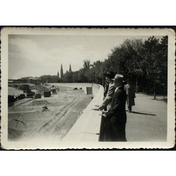 2 darab fotó, épül a rakpart, Szeged, Tisza-part, városkép, Horthy-korszak,  1943, 1940-es évek, Két darab eredeti fotó, papírkép.  