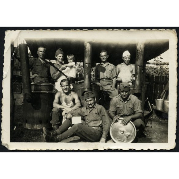 Magyar katonák ebédet készítenek, egyenruha, 2. világháború, Horthy-korszak, 1940-es évek, Eredeti fotó, papírkép. 