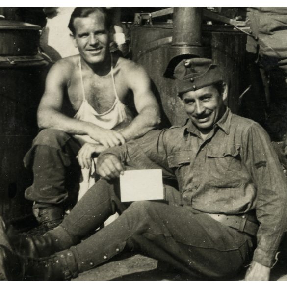 Magyar katonák ebédet készítenek, egyenruha, 2. világháború, Horthy-korszak, 1940-es évek, Eredeti fotó, papírkép. 