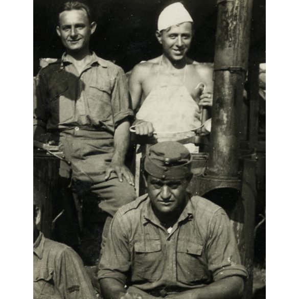 Magyar katonák ebédet készítenek, egyenruha, 2. világháború, Horthy-korszak, 1940-es évek, Eredeti fotó, papírkép. 