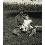 Magyar katona kislánnyal, cicával, egyenruha, 2. világháború, Horthy-korszak, 1940-es évek, Eredeti fotó, papírkép.   