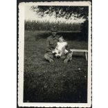 Magyar katona kislánnyal, cicával, egyenruha, 2. világháború, Horthy-korszak, 1940-es évek, Eredeti fotó, papírkép.   