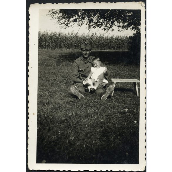Magyar katona kislánnyal, cicával, egyenruha, 2. világháború, Horthy-korszak, 1940-es évek, Eredeti fotó, papírkép.   