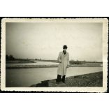 Fiatal férfi a Tisza és Maros folyók torkolatánál, Szeged, Csongrád-Csanád megye, Horthy-korszak, 1943, 1940-es évek, Eredeti fotó, hátulján feliratozott papírkép. 