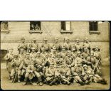 Schaffer Ármin fényképész, Budapest, bevonuló magyar katonák fegyverrel, hegedűvel, Molnár Miklós hadapród Pestújhelyről, 1. világháború, 1915, 1910-es évek, Eredeti fotó, hátulján feliratozott papírkép.   