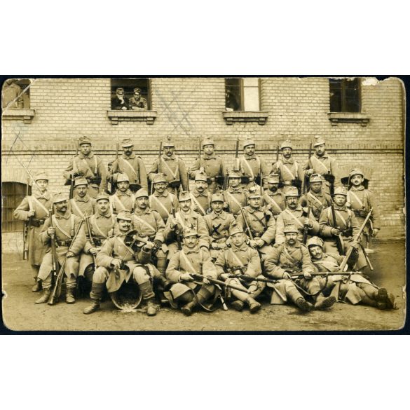 Schaffer Ármin fényképész, Budapest, bevonuló magyar katonák fegyverrel, hegedűvel, Molnár Miklós hadapród Pestújhelyről, 1. világháború, 1915, 1910-es évek, Eredeti fotó, hátulján feliratozott papírkép.   