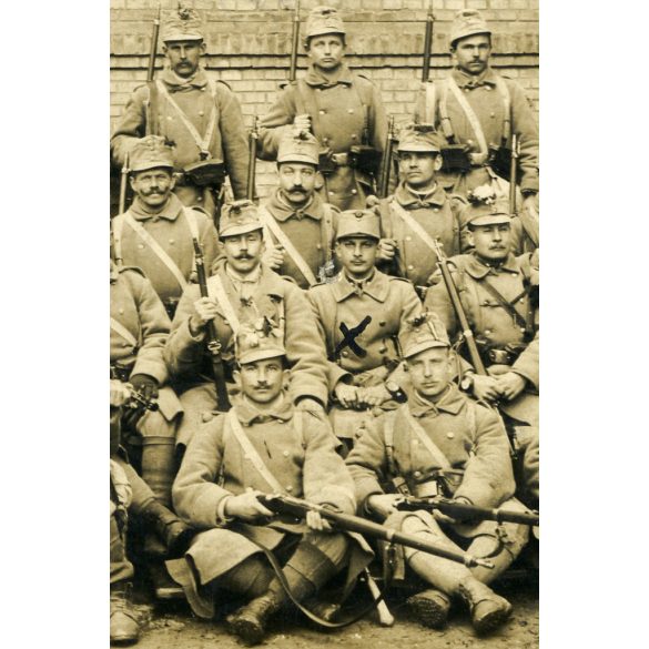 Schaffer Ármin fényképész, Budapest, bevonuló magyar katonák fegyverrel, hegedűvel, Molnár Miklós hadapród Pestújhelyről, 1. világháború, 1915, 1910-es évek, Eredeti fotó, hátulján feliratozott papírkép.   