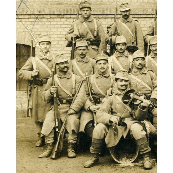 Schaffer Ármin fényképész, Budapest, bevonuló magyar katonák fegyverrel, hegedűvel, Molnár Miklós hadapród Pestújhelyről, 1. világháború, 1915, 1910-es évek, Eredeti fotó, hátulján feliratozott papírkép.   