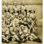 Schaffer Ármin fényképész, Budapest, bevonuló magyar katonák fegyverrel, hegedűvel, Molnár Miklós hadapród Pestújhelyről, 1. világháború, 1915, 1910-es évek, Eredeti fotó, hátulján feliratozott papírkép.   