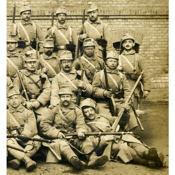 Schaffer Ármin fényképész, Budapest, bevonuló magyar katonák fegyverrel, hegedűvel, Molnár Miklós hadapród Pestújhelyről, 1. világháború, 1915, 1910-es évek, Eredeti fotó, hátulján feliratozott papírkép.   