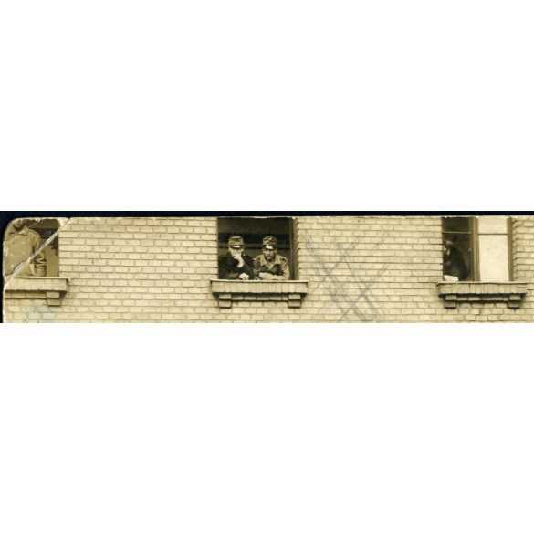 Schaffer Ármin fényképész, Budapest, bevonuló magyar katonák fegyverrel, hegedűvel, Molnár Miklós hadapród Pestújhelyről, 1. világháború, 1915, 1910-es évek, Eredeti fotó, hátulján feliratozott papírkép.   