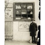 Molnár Gerőné vegyeskereskedése, Pestújhely (Budapest), üzlet, kirakat, reklám, Fővárosi Tejüzem Rt, Brillantin,  1920-as évek, Eredeti fotó, papírkép, jobb széle hiányos, sérült.  