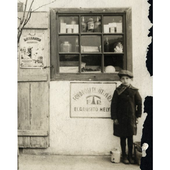 Molnár Gerőné vegyeskereskedése, Pestújhely (Budapest), üzlet, kirakat, reklám, Fővárosi Tejüzem Rt, Brillantin,  1920-as évek, Eredeti fotó, papírkép, jobb széle hiányos, sérült.  