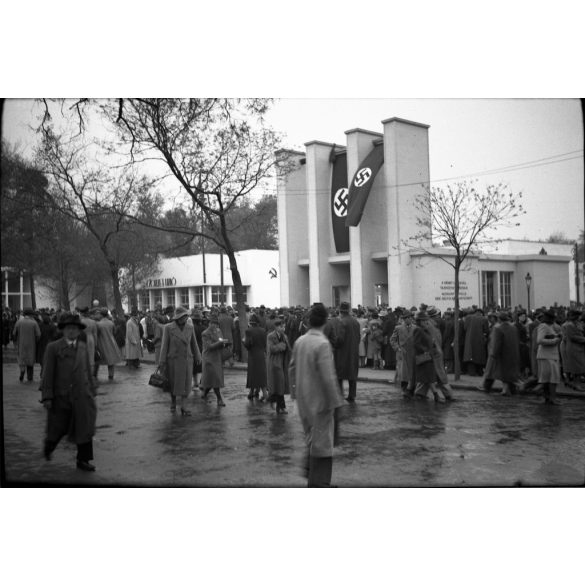 Két darab fotónegatív, Nemzetközi Vásár Budapest, Városliget, egymás mellett a szovjet és a náci német pavilon, horogkeresztes zászló, Orion reklám,  Horthy-korszak, 1941, 1940-es évek,  két darab eredeti nagyméretű fotó negatív!     