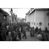 Két darab fotónegatív, Nemzetközi Vásár Budapest, Városliget, egymás mellett a szovjet és a náci német pavilon, horogkeresztes zászló, Orion reklám,  Horthy-korszak, 1941, 1940-es évek,  két darab eredeti nagyméretű fotó negatív!     