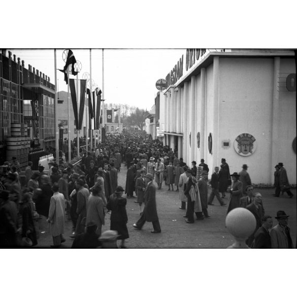 Két darab fotónegatív, Nemzetközi Vásár Budapest, Városliget, egymás mellett a szovjet és a náci német pavilon, horogkeresztes zászló, Orion reklám,  Horthy-korszak, 1941, 1940-es évek,  két darab eredeti nagyméretű fotó negatív!     