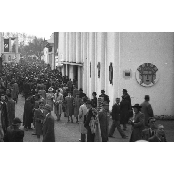 Két darab fotónegatív, Nemzetközi Vásár Budapest, Városliget, egymás mellett a szovjet és a náci német pavilon, horogkeresztes zászló, Orion reklám,  Horthy-korszak, 1941, 1940-es évek,  két darab eredeti nagyméretű fotó negatív!     