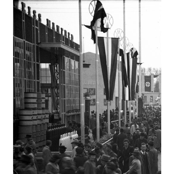 Két darab fotónegatív, Nemzetközi Vásár Budapest, Városliget, egymás mellett a szovjet és a náci német pavilon, horogkeresztes zászló, Orion reklám,  Horthy-korszak, 1941, 1940-es évek,  két darab eredeti nagyméretű fotó negatív!     