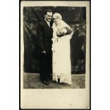 Tóth Béla alkalmi műterme, Örkény, falusi esküvő, menyasszony, vőlegény, virág, ünnep, különös háttér, helytörténet, Horthy-korszak, 1920-as évek, Eredeti fotó, papírkép.   