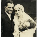 Tóth Béla alkalmi műterme, Örkény, falusi esküvő, menyasszony, vőlegény, virág, ünnep, különös háttér, helytörténet, Horthy-korszak, 1920-as évek, Eredeti fotó, papírkép.   