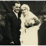 Tóth Béla alkalmi műterme, Örkény, falusi esküvő, menyasszony, vőlegény, virág, ünnep, különös háttér, helytörténet, Horthy-korszak, 1920-as évek, Eredeti fotó, papírkép.   