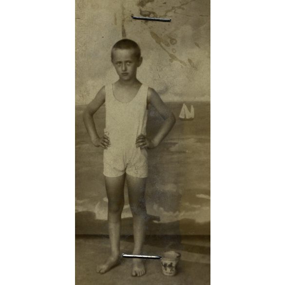 Friedl Gertrúd és Friedl Gusztáv havi uszodajegye a Császár Fürdőbe, Budapest, két darab sorszámozott fényképes igazolvány, fürdőruha, Horthy-korszak,  1928, 1920-as évek. Két darab eredeti fotó, papírkép két darab igazolványhoz csatolva.  