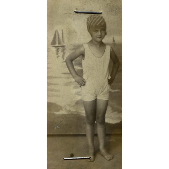 Friedl Gertrúd és Friedl Gusztáv havi uszodajegye a Császár Fürdőbe, Budapest, két darab sorszámozott fényképes igazolvány, fürdőruha, Horthy-korszak,  1928, 1920-as évek. Két darab eredeti fotó, papírkép két darab igazolványhoz csatolva.  