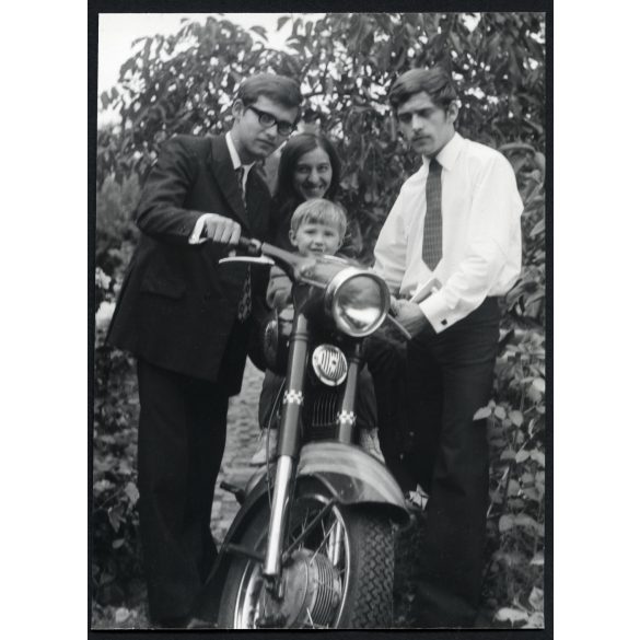 Fiatalok Jawa motorkerékpárral, jármű, közlekedés, szocializmus, 1960-as évek, Eredeti fotó, papírkép.