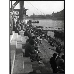   Emberek napoznak a Duna-part lépcsőin, Budapest, háttérben a régi Erzsébet híd maradványai, kommunizmus, 1950-es évek, Eredeti fotó, papírkép.  