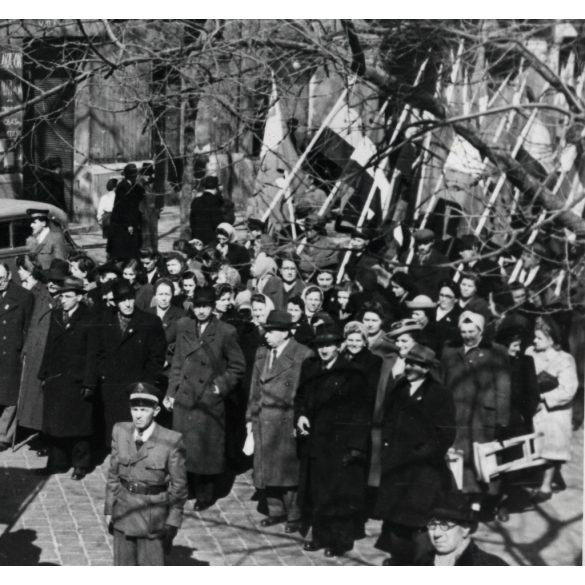 Március 15.-i felvonulás, Budapest, „…Székesfőváros Elektromos Művei” transzparens, nemzeti ünnep, kommunizmus, 1948, 1940-es évek, Eredeti fotó, papírkép.  