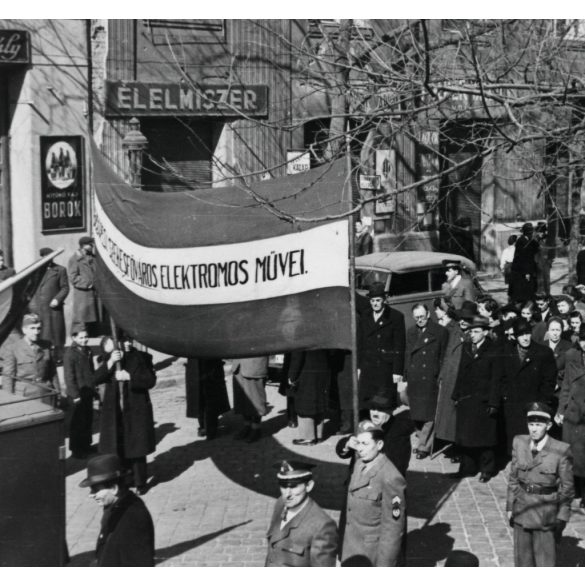 Március 15.-i felvonulás, Budapest, „…Székesfőváros Elektromos Művei” transzparens, nemzeti ünnep, kommunizmus, 1948, 1940-es évek, Eredeti fotó, papírkép.  