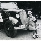 Kislány Ford Y személygépkocsin, NIKOPÁLL cigaretta szipka reklám, autó, jármű, közlekedés,  Horthy-korszak, 1930-as évek, Eredeti fotó, papírkép. 