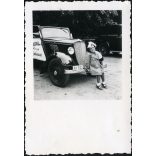 Kislány Ford Y személygépkocsin, NIKOPÁLL cigaretta szipka reklám, autó, jármű, közlekedés,  Horthy-korszak, 1930-as évek, Eredeti fotó, papírkép. 