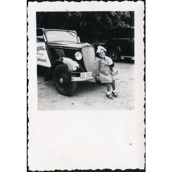 Kislány Ford Y személygépkocsin, NIKOPÁLL cigaretta szipka reklám, autó, jármű, közlekedés,  Horthy-korszak, 1930-as évek, Eredeti fotó, papírkép. 