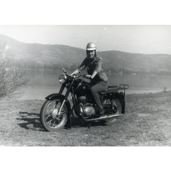 Fiatal nő Pannonia motorkerékpáron, jármű, közlekedés, 1960-as évek, szocializmus, Eredeti fotó, papírkép.