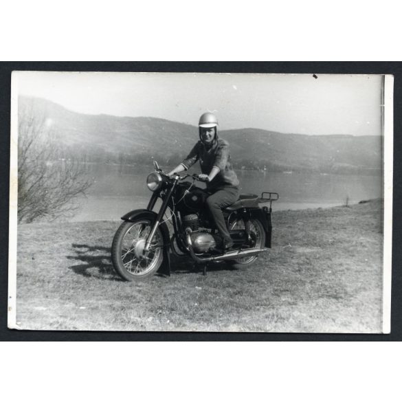 Fiatal nő Pannonia motorkerékpáron, jármű, közlekedés, 1960-as évek, szocializmus, Eredeti fotó, papírkép.