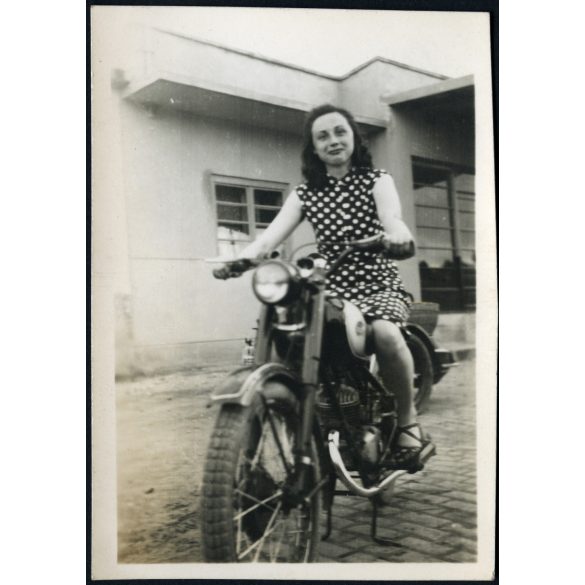 Fiatal nő Danuvia-Csepel motorkerékpáron, jármű, közlekedés, 1950-es évek, szocializmus, Eredeti fotó, papírkép.   