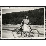Csinos fiatal nő Ideal kerékpárral, bicikli, jármű, közlekedés, Horthy-korszak, 1930-as évek, Eredeti fotó, papírkép.  