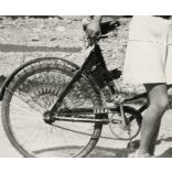 Csinos fiatal nő Ideal kerékpárral, bicikli, jármű, közlekedés, Horthy-korszak, 1930-as évek, Eredeti fotó, papírkép.  